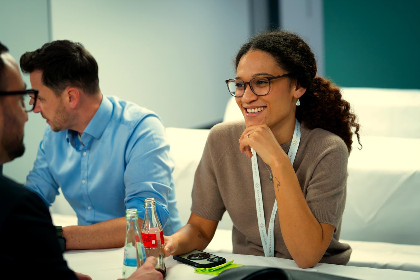 Selbstständige Unternehmerin im Gespräch beim Geschäftsführertag
